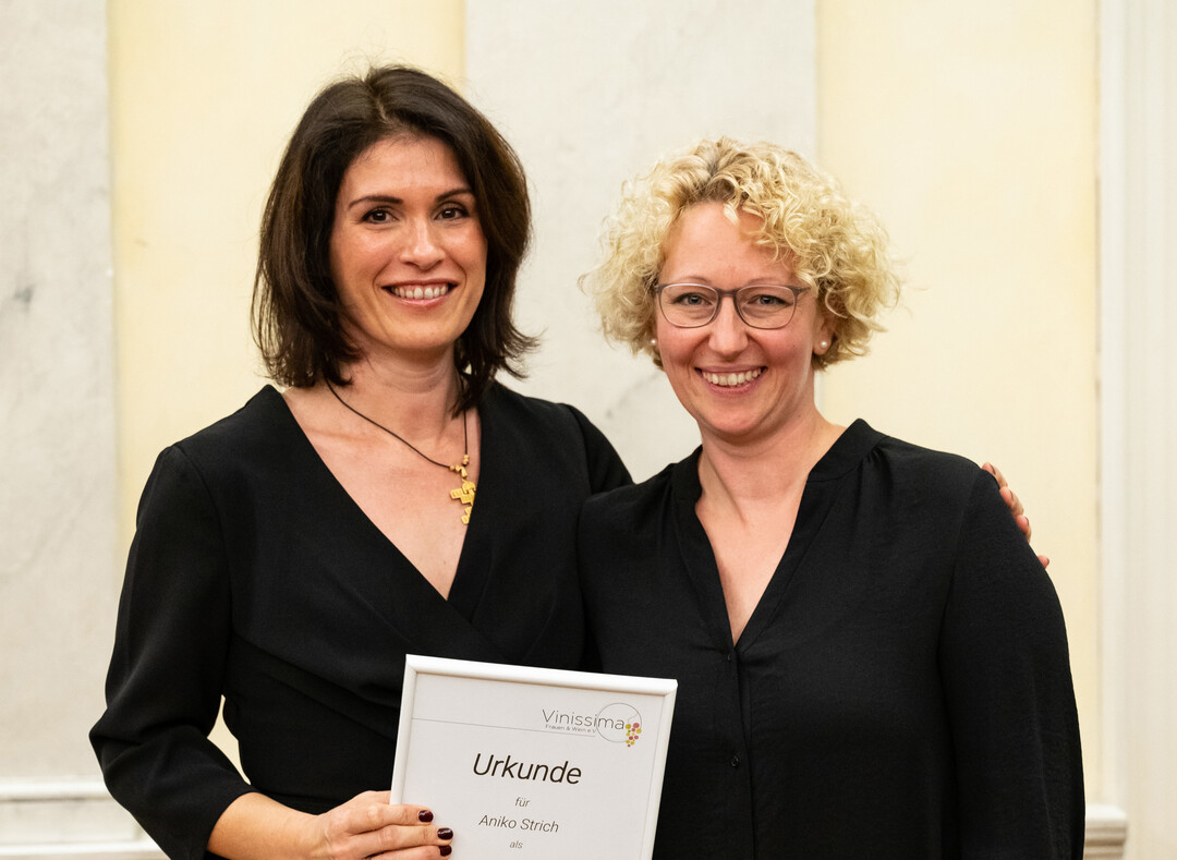 Aniko Strich (links) bekam von Corinna Sauerburger den Vinissima-Förderpreis überreicht.