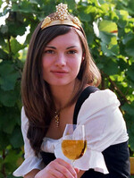 Anna, Winzertochter aus Großlangheim, hat die Arbeit im Weinberg der Familie kennen gelernt. Zwei Jahre lang hat sie als Großlangheimer Weinprinzessin viele interessante Begegnungen und Erlebnisse gehabt. Die 22-Jährige Bankkauffrau möchte als Fränkische Weinkönigin weiter aktiv für den Frankenwein werben. Erfahrungen hat sie auf Weinmessen und bei Weinproben gesammelt.