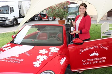 Die neue Weinknigin Annemarie Triebe freut sich ber den edlen Tropfen und die knigliche Kutsche.