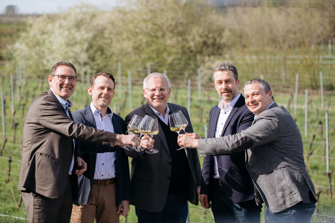 Anstossen auf den Markenrelaunch (v.l.): Gerhard Brauer, Boris Kranz, Landrat Hans-Ulrich Ihlenfeld, Tobias Kauf und Joseph Greilinger.