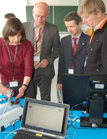 Eine kleine Ausstellung zur Analysentechnik ergnzte das Vortragsprogramm beim Anwendertreffen Weinanalytik in der LWG Veitshchheim. Im Bild diskutieren (von links) Andrea Schmidt von der Firma Burker Optik GmbH die Vorzge der neuen Analyse-Gerte mit Dr. Martin Gessner von der LWG, Dr. Jrgen Meinl von der Firma Erbslh aus Geisenheim und Dr. Oliver Schmidt von der Staatlichen Lehr- und Versuchsanstalt fr Wein- und Obstbau in Weinsberg