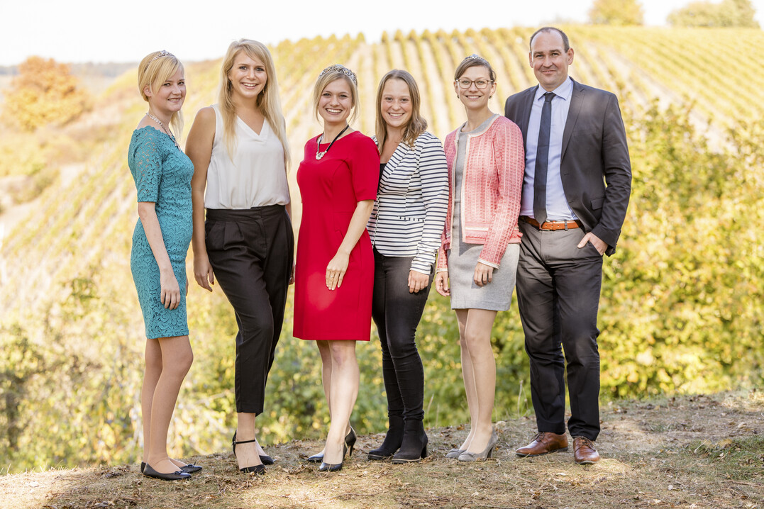 Die Nachfolgerin der Württemberger Weinhoheiten: (in Rot, Bildmitte) Weinkönigin Carolin Klöckner, (links außen) Laura Irouschek, (2. von rechts außen) Anja Off. Kandidatinnen: (2. von links) Julia Böcklen, (4. von links) Aliena Zischewski, (rechts außen) Bürgermeister Jochen Winkler.