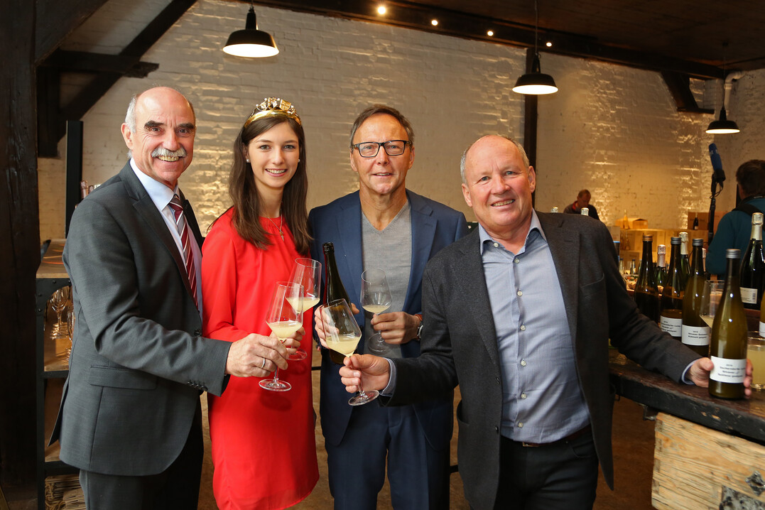 Vom Weinjahrgang 2018 restlos begeistert: Weinbaupräsident Artur Steinmann, Oberschwarzacher Weinprinzessin Selina Dusold, Hermann Mengler (Bezirk Unterfranken) und Dr. Hermann Kolesch, Präsident der LWG (v. l.).