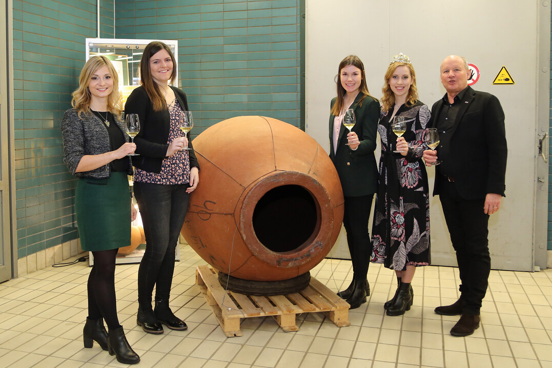 Die drei Bewerberinnen (v. l.) Elisabeth Goger, Eva-Maria Keller, Carolin Meyer, die Fränkische Weinkönigin Klara Zehnder und LWG-Präsident Dr. Hermann Kolesch beim gemeinsamen Foto das während dem Seminar an der LWG entstand.