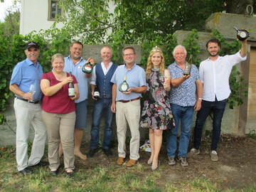 Von links: Weinbauprsident Artur Steinmann, Anja Stritzinger, Matthias Popp vom Weingut Bausewein, Burkhard Hench, Edgar Wallrapp, Frnkische Weinknigin Klara Zehnder, Rainer Zang und Michael Crist.