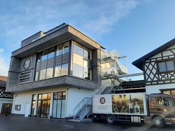 Mit dem markanten Neubau in Holzbauweise, der in der Mitte der alten Gebude entstand, hat man sich einen lang ersehnten Traum erfllt.