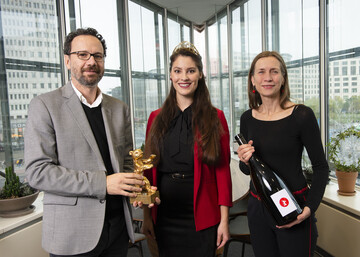 Berlinale-Geschftsfhrerin Mariette Rissenenbeek (r.) und der Knstlerische Leuter Carlo Chatrian wurden bei der Auswahl durch die Deutsche Weinknigin Angelina Vogt untersttzt.