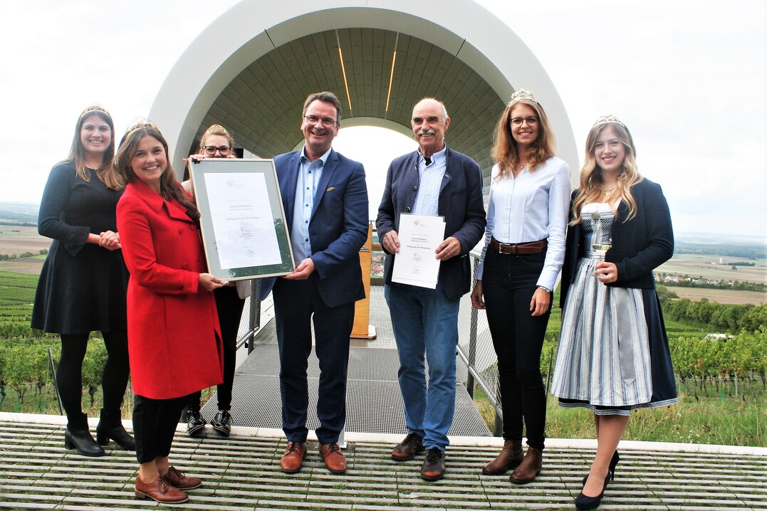 Deutsche Weinprinzessinnen und -königin Saskia Teucke, Sina Erdrich, Linda Trarbach, Rödelseer Bürgermeister Burkhard Klein, Weinbaupräsident Artur Steinmann, 65. Fränkische Weinkönigin Eva Brockmann und Rödelseer Weinprinzessin Anna Deppisch (v. l. n. r. ) mit der Auszeichnung „Höhepunkt der Weinkultur“.