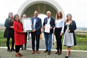 Deutsche Weinprinzessinnen und -knigin Saskia Teucke, Sina Erdrich, Linda Trarbach, Rdelseer Brgermeister Burkhard Klein, Weinbauprsident Artur Steinmann, 65. Frnkische Weinknigin Eva Brockmann und Rdelseer Weinprinzessin Anna Deppisch (v. l. n. r. ) mit der Auszeichnung Hhepunkt der Weinkultur.