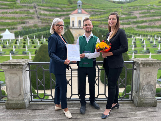 Bei der Zertifikatsbergabe (v.l.): Antje Mikoleit (Geschftsfhrerin der SAXONIA Frdergesellschaft fr das Hotel- und Gaststttengewerbe im Freistaat Sachsen), Pascal Brodling (Auszubildender von Schloss Wackerbarth in der Gastronomie, 3. Lehrjahr) und
Susanne Hoffmann (Personalleiterin von Schloss Wackerbarth).