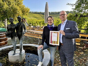 Viola Albrecht vom Weingut Albrecht-Kiessling lsst sich mit ihrem Team immer etwas Neues einfallen. Sie bietet unter anderem Afterwork-Sessions auf dem Weingut, Weinproben fr Gruppen und Erlebnis-Touren durch die Weinberge.