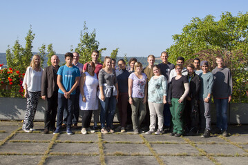 LWG-Prsident Dr. Hermann Kolesch, Ausbildungsbetreuer Albert Cicero und Sachgebietsleiterin Stephanie Henneberger begren 18 neue Auszubildende in den unterschiedlichsten Berufen an der Bayerischen Landesanstalt fr Weinbau und Gartenbau (LWG).
