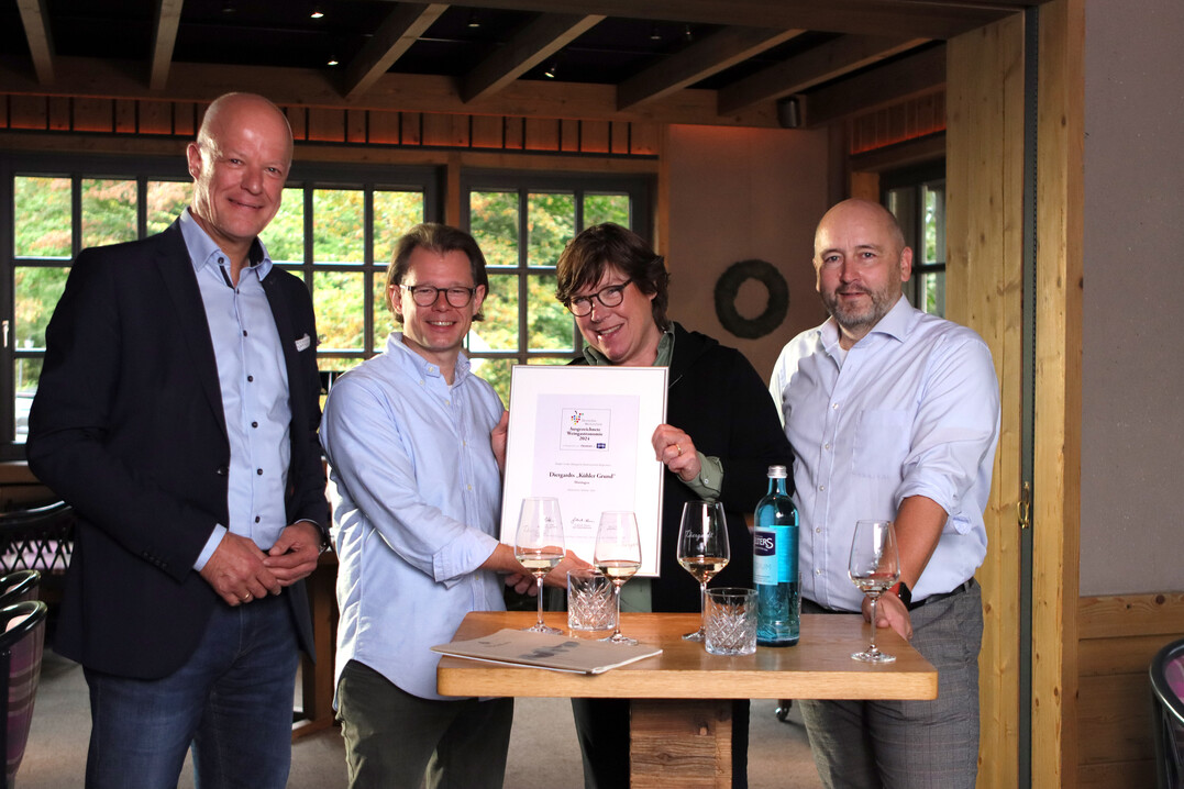 Preistrger in der Kategorie Gastronomie Allgemein ist das Restaurant Diergardts "Khler Grund" in Hattingen (v.l.): Ingolf Sperling (Selters), Philipp Diergardt (Restaurant Diergardts "Khler Grund" in Hattingen), Christina Fischer (Jurymitglied) und Andreas Kaul (DWI).