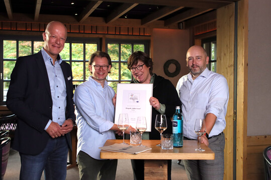 Preistrger in der Kategorie Gastronomie Allgemein ist das Restaurant Diergardts "Khler Grund" in Hattingen (v.l.): Ingolf Sperling (Selters), Philipp Diergardt (Restaurant Diergardts "Khler Grund" in Hattingen), Christina Fischer (Jurymitglied) und Andreas Kaul (DWI).