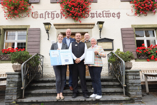 Das Romantik Hotel Spielweg im Mnstertal im Schwarzwald erhielt den Original Selters Sonderpreis fr Gastrokonzepte (v.l.): Kristin Hendricks-Fuchs (Romantik Hotel Spielweg), Sebastian Muckenhirn (Sommelier im Restaurant Spielweg), Paula Bosch (Jurymitglied), Ingolf Sperling (Selters) und Andreas Kaul (DWI).