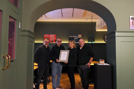  Zur besten Weingastronomie des Jahres whlte die Fachjury die Weinbar High Fidelity in Stuttgart (v.l.): Alexander Reuss (Selters), Bernd Kreis (High Fidelity) Gabriele Heins (Jurymitglied) und Andreas Kaul (DWI).