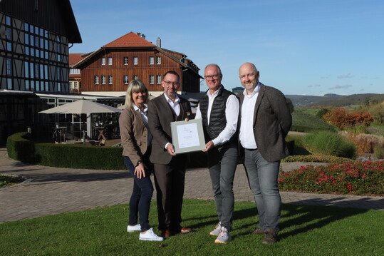 Im Bereich Hotelgastronomie ging das Spa & GolfResort Weimarer Land in Blankenhain als Gewinner hervor (v.l.): Gabi Peter (Selters), Thomas Stobbe (Sommelier im Restaurant Masters, Blankenhain), Gunnar Tietz (Jurymitglied) und Andreas Kaul (DWI).