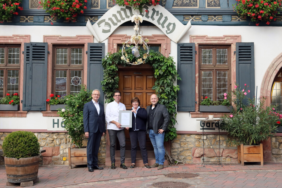 Die Juroren krten das Hotel und Restaurant "Zum Krug" in Hattenheim zum Sieger in der Kategorie Regionale Gastronomie (v.l.): Mathias Schmiedl (Hotel und Restaurant "Zum Krug"), Josef Laufer (Selters), Christina Fischer (Jurymitglied) und Andreas Kaul (DWI).