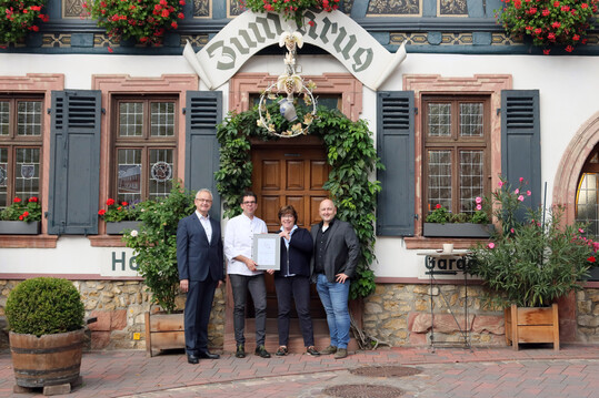Die Juroren krten das Hotel und Restaurant "Zum Krug" in Hattenheim zum Sieger in der Kategorie Regionale Gastronomie (v.l.): Mathias Schmiedl (Hotel und Restaurant "Zum Krug"), Josef Laufer (Selters), Christina Fischer (Jurymitglied) und Andreas Kaul (DWI).