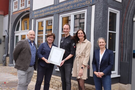 In der "Gehobenen Gastronomie" ging der Preis an das Restaurant Fachwerk im Hotel Stadt Kassel im niederschsischen Rinteln (v.l.): Andreas Kaul (DWI); Christina Fischer (Jurymitglied), Moritz-Christian Brand (Restaurant Fachwerk), Kerstin Brand (Restaurant Fachwerk) und Stephanie Schenkelmann (Selters). 