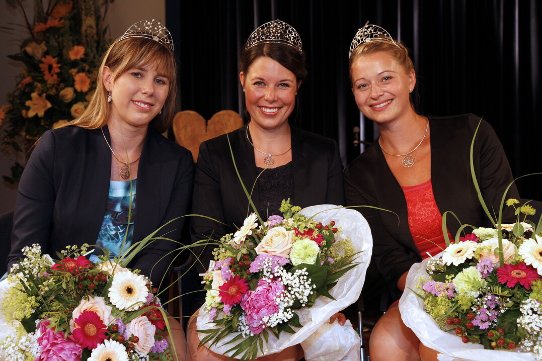 Die neuen Badischen Weinhoheiten 2017/2018 sind: Franziska Aatz, Badische Weinkönigin (Bildmitte); Badische Weinprinzessinnen sind Katharina Kammerer (Bild links) und Kim-Lucy Rutz (Bild rechts).