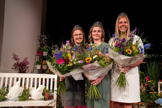 Die frisch gewhlten Badischen Weinhoheiten: Weinknigin Julia Noll (Mitte), Weinprinzessin Katharina Bruder (links) und Weinprinzessin Alisa Hll (rechts).