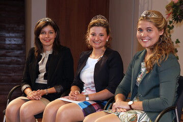 Die strahlende Badische Weinknigin 2016/2017 Magdalena Malin (Mitte) umrahmt von den Badischen Weinprinzessinnen Katharina Dier (links) und Nicole End (rechts).