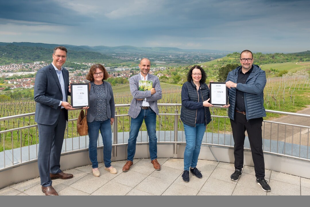 Dr. Richard Sigel (Stv. Vorsitzender Remstal Tourismus), Dagmar Klopfer, Werner Bader (Geschftsfhrer Tourismusverein), Nina Mayerle sowie Michael Scharmann (Oberbrgermeister Weinstadt sowie Vorsitzender Remstal Tourismus) bei der Urkundenbergabe.