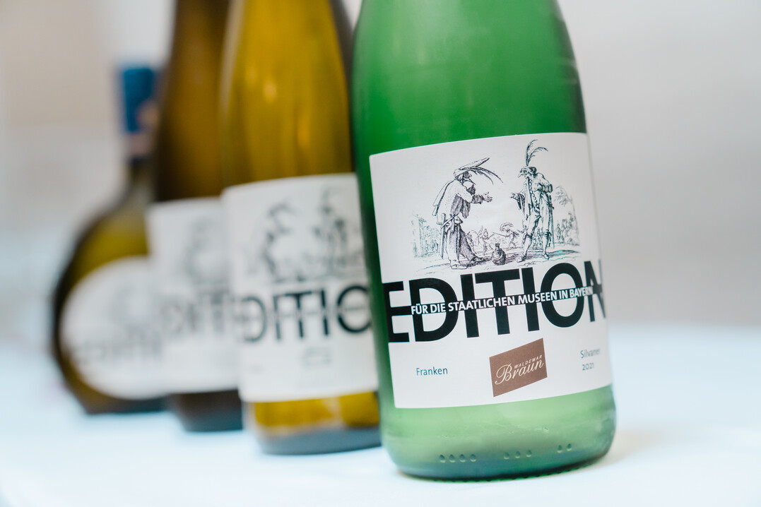 Das diesjährige Sonderetikett zeigt eine Radierung von Jacques Callot, auf der die beiden typisierten Figuren Scapino und Capitan Zerbino und eine Flasche Wein zu sehen sind.