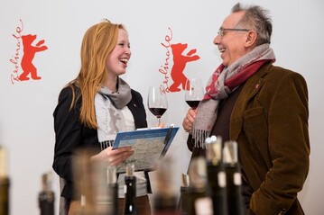 Festivaldirektor Dieter Kosslick mit der Deutsche Weinknigin Julia Bertram