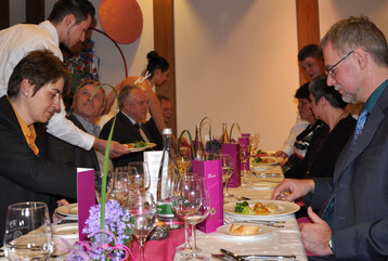 Zufriedene Gste der Wein-Gala