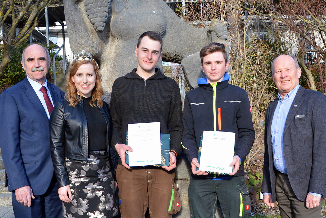 Zum Bundesentscheid der Jungwinzer fahren Leon Rauschmann (3.v.l.) und Johannes Sauer (2.v.r.). Es gratulierten Weinbaupräsident Artur Steinmann (l.), Weinkönigin Klara Zehnder und LWG-Präsident Dr. Hermann Kolesch (r.).
