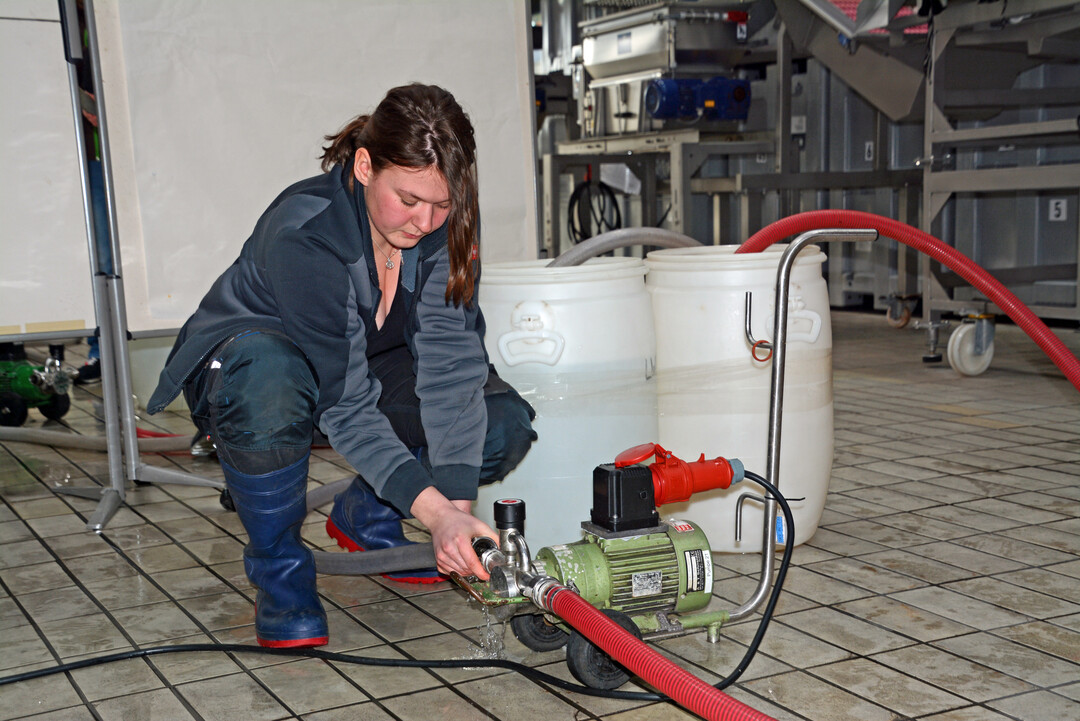 Bei den praktischen bungen ging es unter anderem um die Bedienung von Pumpen im Keller. 