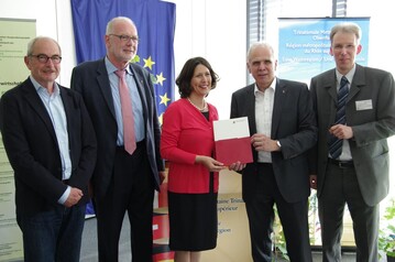Mit einem Frderbescheid in Hhe von rund zwei Millionen Euro im Gepck besuchte Wirtschaftsstaatssekretrin Daniela Schmitt das DLR Rheinpfalz.