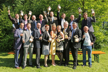 Die Sieger des Wettbewerbs Best of Gold freuen sich gemeinsam mit dem bekannten Mnchner Tierarzt und Buchautor Professor Henning Wiesner und Spitzensommelier Rakshan Zhouleh, Weinknigin Marion Wunderlich sowie Weinbauprsident Artur Steinmann und Hermann Mengler ber ihre Auszeichnung.