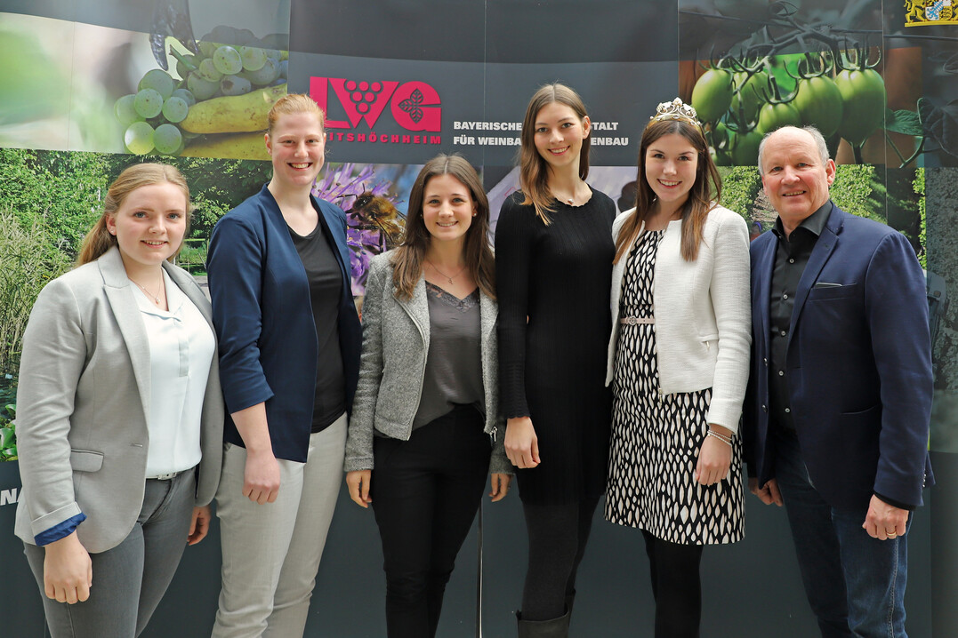 Bewerberinnen-Schulung in der Landesanstalt für Weinbau und Gartenbau in Veitshöchheim (v.l.): Katharina Schmidt, Kimberly Langlotz, Vanessa Wischer, Lena Müller, Fränkische Weinkönigin Carolin Meyer und LWG-Präsident Dr. Hermann Kolesch.