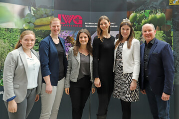 Bewerberinnen-Schulung in der Landesanstalt fr Weinbau und Gartenbau in Veitshchheim (v.l.): Katharina Schmidt, Kimberly Langlotz, Vanessa Wischer, Lena Mller, Frnkische Weinknigin Carolin Meyer und LWG-Prsident Dr. Hermann Kolesch. 
