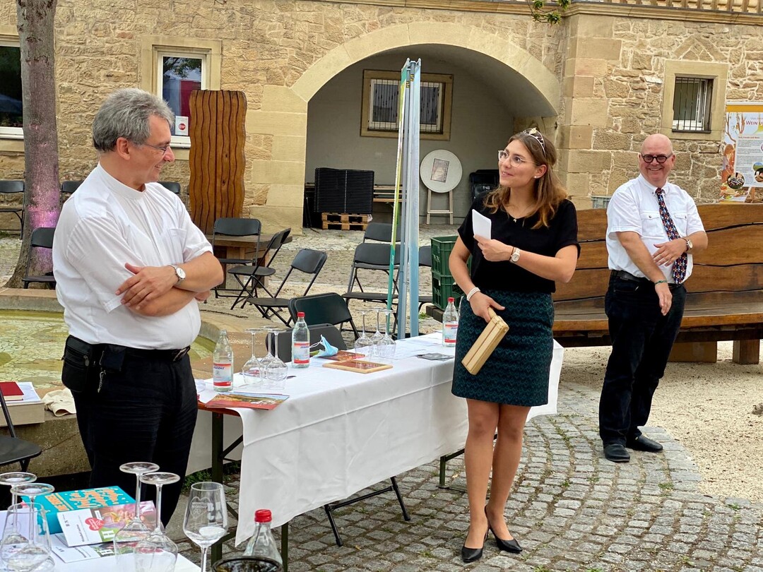 Wrttembergs Weinknigin Tamara Elbl und die Theologen Carsten Wriedt (katholisch) und Hans-Jrg Eiding (evangelisch) prsentierten die biblische Weinprob. 