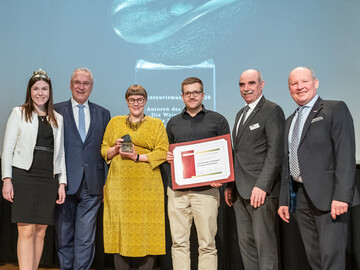 Der Weintourismuspreis 2020 ging an die Buchmacher Julia Schuller und Stefan Bausewein (Mitte). Glckwnsche kamen von der Frnkischen Weinknigin Carolin Meyer, Staatsminister Joachim Herrmann (MdL), Weinbauprsident Artur Steinmann und LWG-Prsident Dr. Hermann Kolesch (v.l.n.r.).