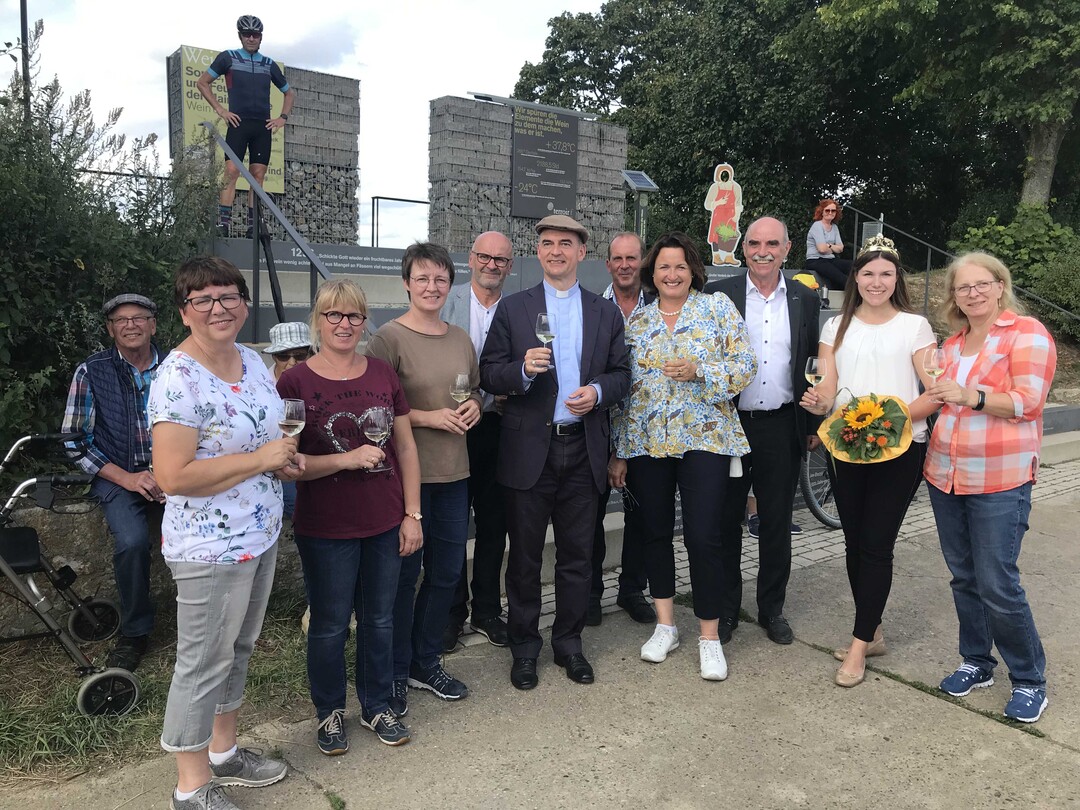 Bischof Dr. Franz Jung, Weinbauprsident Artur Steinmann und die Frnkische Weinknigin Carolin Meyer mit den frnkischen Winzern am terroir f Volkach.