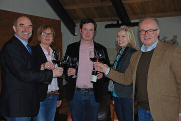 Weinbauprsident Artur Steinmann und die Brgstadter Weinprinzessin Lisa Neuberger gratulieren Paul, Monika und Sebastian Frst zu ihrem Erfolg