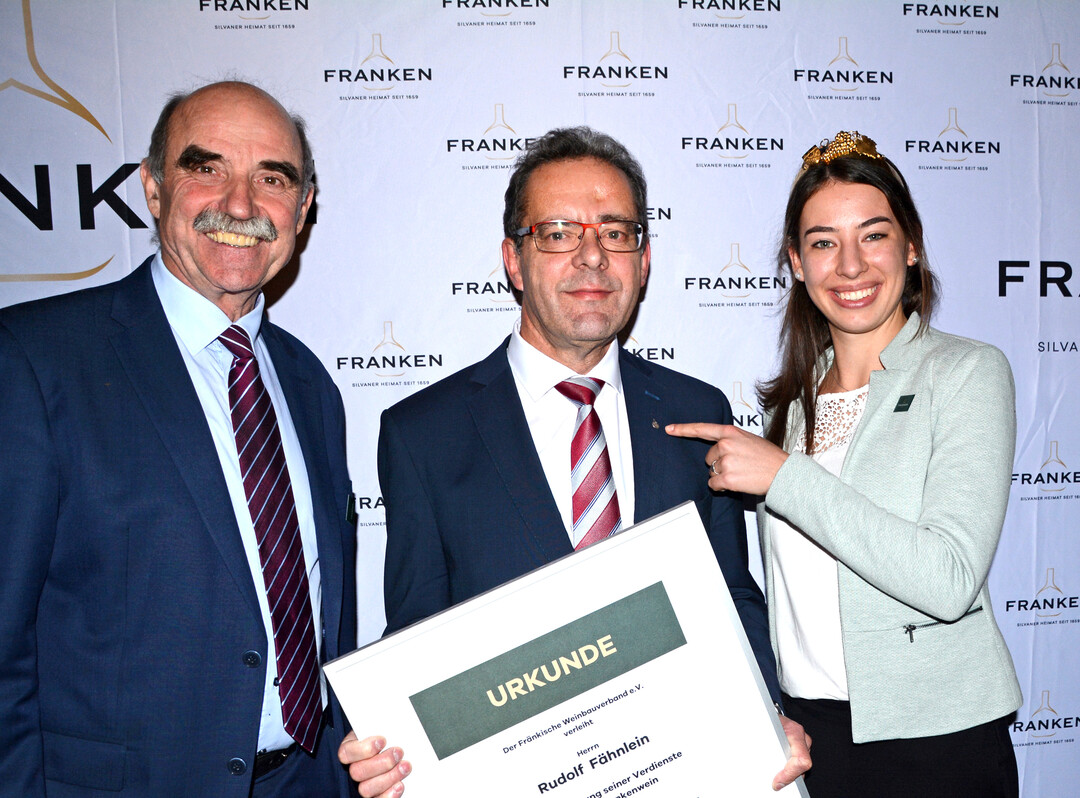 Weinbauprsident Artur Steinmann und Weinprinzessin Katharina Kunzemann zeichneten Rudolf Fhnlein mit dem Silbernen Bocksbeutel aus.