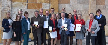 Dr. Bettina Hartwig (2. R., 10.v.l.) und Freya von Czettritz (2. R., 3.v.l.), berreichten gemeinsam mit der Deutschen Weinprinzessin Luise Bhme (2. R., 9.v.r.) und Klaus Schneider (2. R., 9.v.l.) Urkunde und Medaillen im Palais Schloss Wachenheim an die Bundesehrenpreistrger Wein und Sekt 2022.