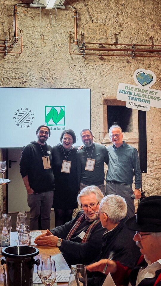 Bei der Wissenstransfer (WITRA)-Veranstaltung (v.l.): Felix Hoffmann (Zukunfstweine GmbH), Romana Echensperger (Master of Wine), Prof. Dr. Gergely Szolnoki (Hochsschule Geisenheim), Dr. Wolfgang Patzwahl (Naturland, ko-Beratungsgesellschaft mbH)