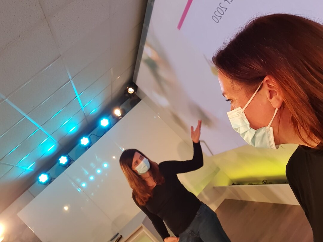 Vinissima-Geschäftsführerin Stefanie Dreißigacker (links) und die erste Vorsitzende Jennifer Henne-Bartz bei der Probe für die Übertragung.
