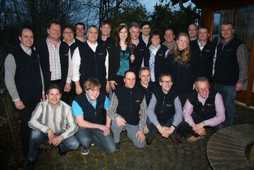 Sichtlich erleichtert sind die Kursteilnehmer nach der bestandenen Prfung. Der berufliche Nachwuchs stellt sich motiviert und ausgezeichnet den kommenden Herausforderungen. Dank der Destillatknigin Carmen Armbruster war die Urkundenbergabe das Highlight des Abends.