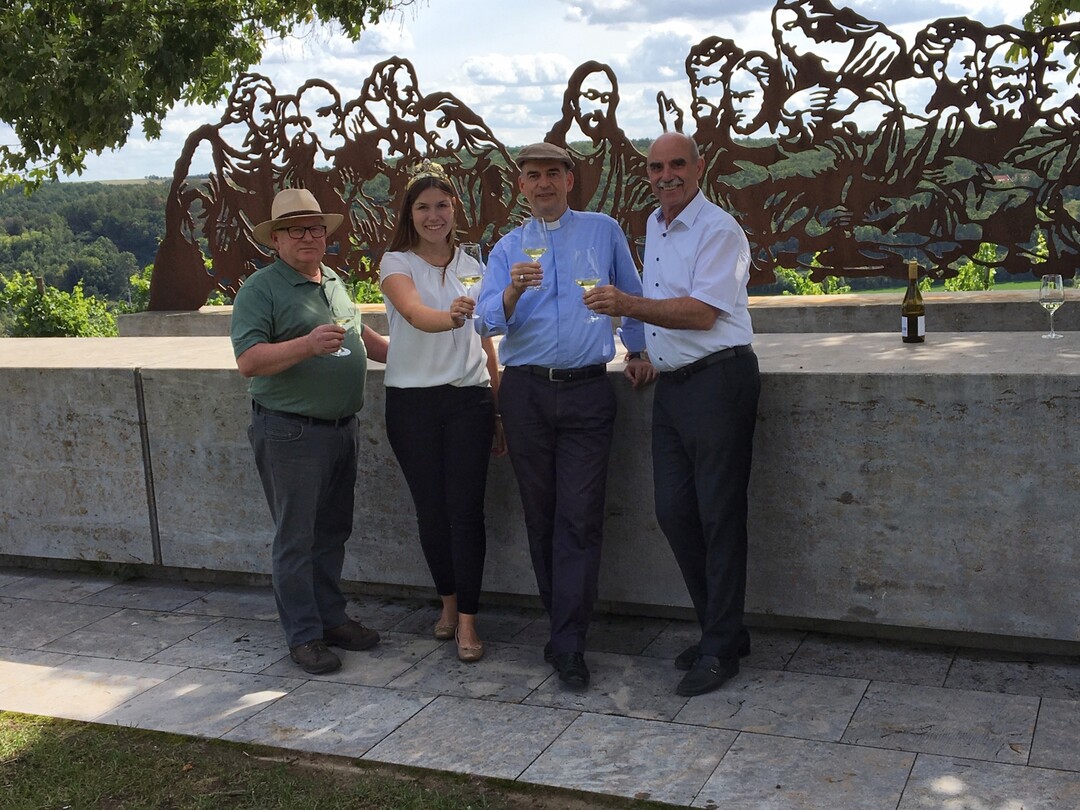 Reimund Stumpf, Frnkische Weinknigin Carolin Meyer, Bischof Dr. Franz Jung und Weinbauprsident Artur Steinmann (v. l. n. r.) auf dem terroir f Frickenhausen.