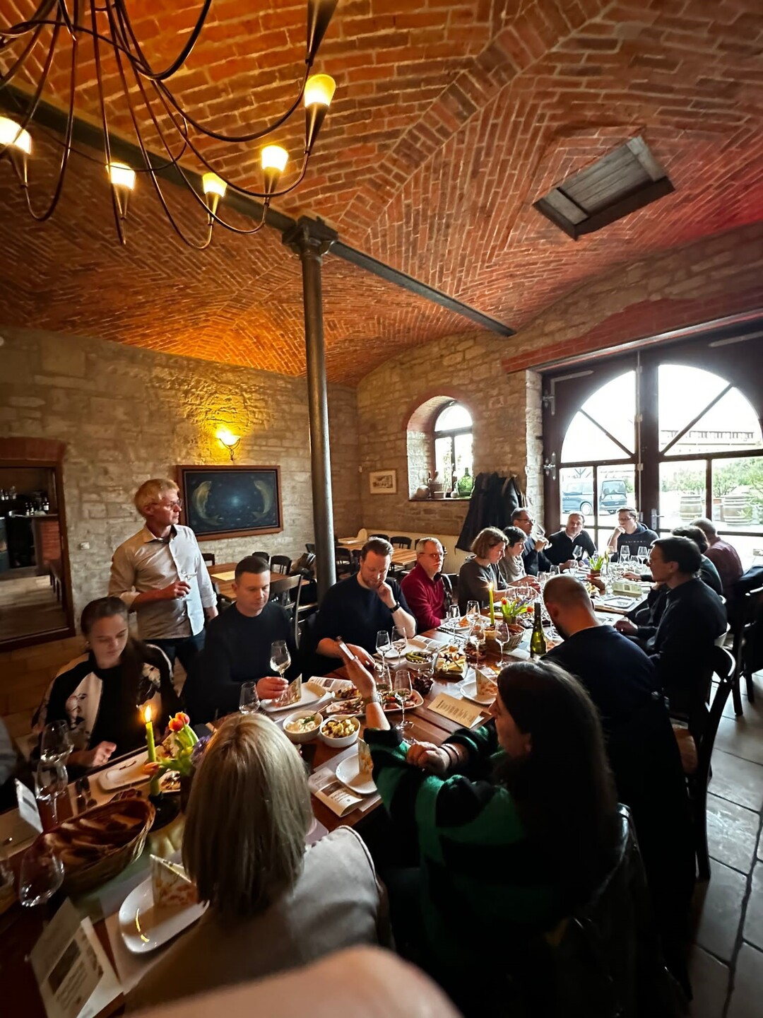 In der Weinbar fand am Abend eine groe Weinprobe durch Weingut Zahn sowie Breitengrad Winzern statt.