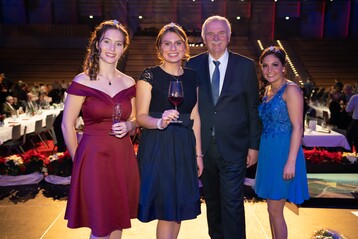 Prsident Hermann Hohl und die neuen Wrttemberger Weinhoheiten (von links): Weinprinzessin Henrike Heinicke, Weinknigin Tamara Elbl, Prsident Hermann Hohl, Weinprinzessin Franziska Pfizenmayer.