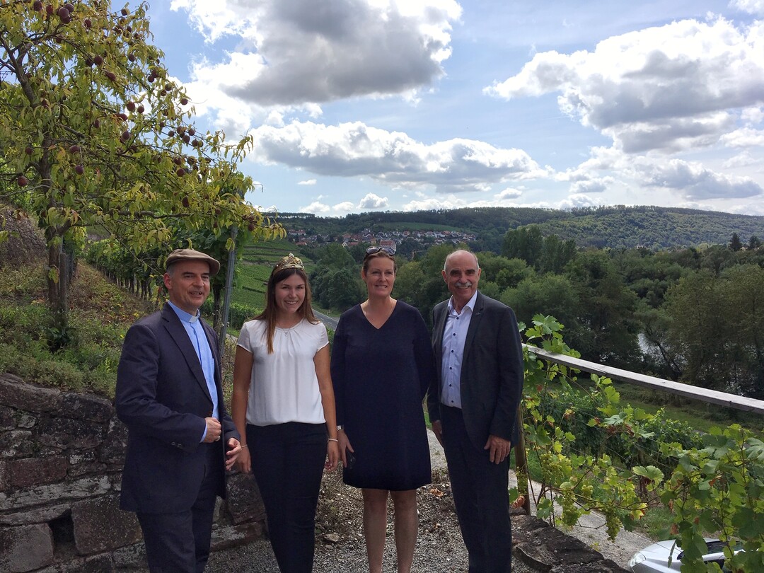 Bischof Dr. Franz Jung, Frnkische Weinknigin Carolin Meyer, Dr. Stephanie Erbprinzessin zu Lwenstein und Weinbauprsident Artur Steinmann (v. l. n. r.) auf dem Kallmuth.